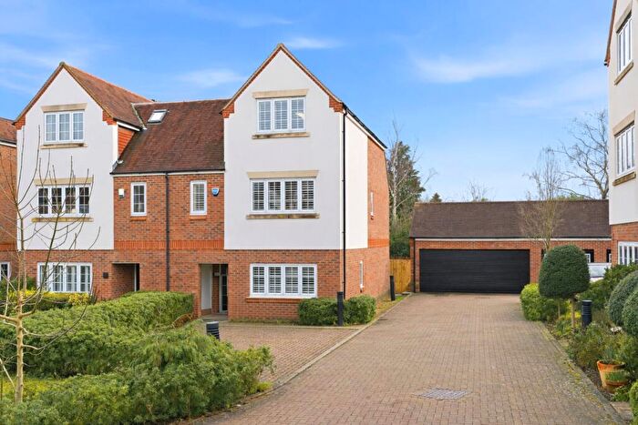 4 Bedroom Semi Detached House For Sale In Mortimer Crescent, Kings Park, St. Albans, Hertfordshire, AL3
