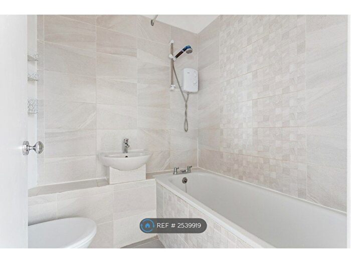 1 Bedroom Flat To Rent In Peckham High Street, London, SE15