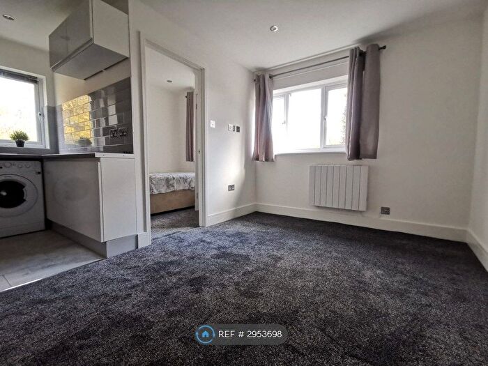 2 Bedroom Maisonette To Rent In Watersfield Close, Reading, RG6