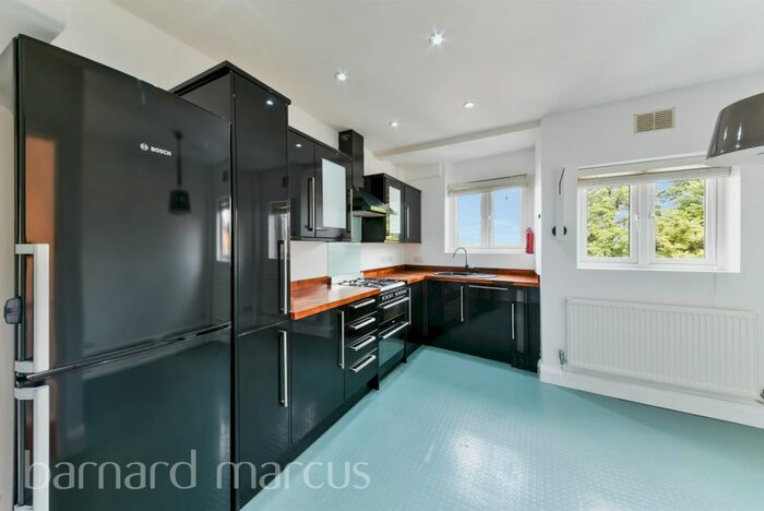 2 Bedroom Flat To Rent In Central Road, Worcester Park, KT4