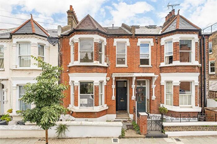 3 Bedroom Maisonette To Rent In Jedburgh Street, London, SW11