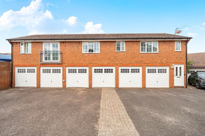2 Bedroom Maisonette For Sale In Cuddington Avenue, Worcester Park, Surrey, KT4
