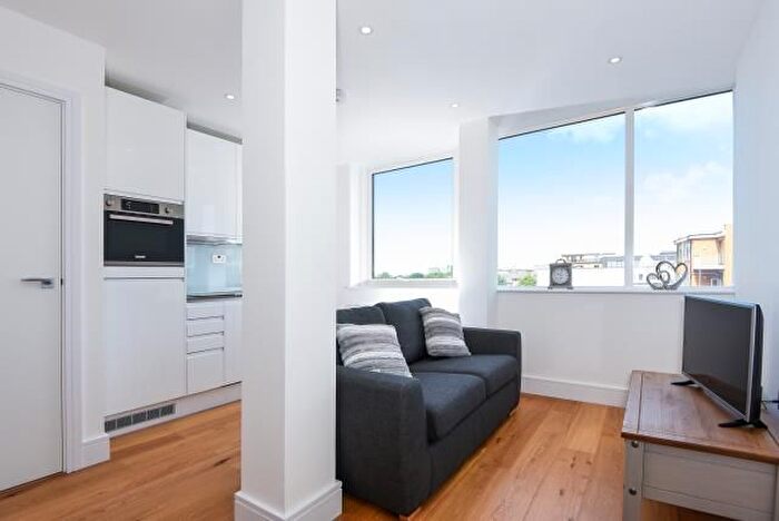 Studio To Rent In High Street, Slough, SL1