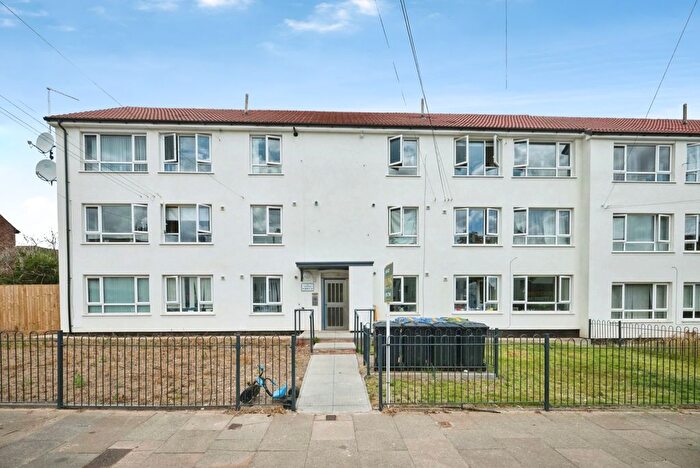 3 Bedroom Flat For Sale In Brays Road, Birmingham, West Midlands, B26