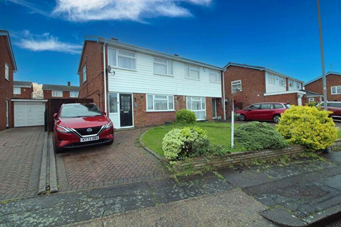 3 Bedroom Semi Detached House For Sale In Redgrave Gardens, Luton, LU3