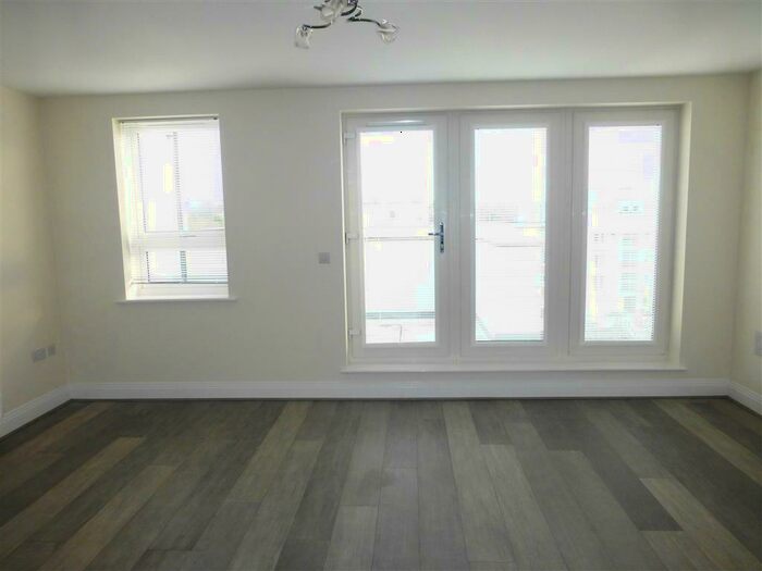 2 Bedroom Apartment To Rent In Heron Way, Maidenhead, SL6