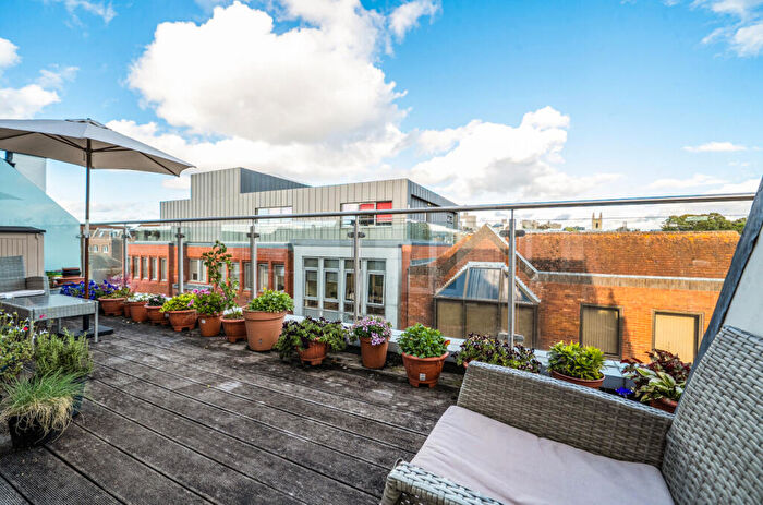 1 Bedroom Apartment For Sale In William Street, Windsor, Berkshire, SL4