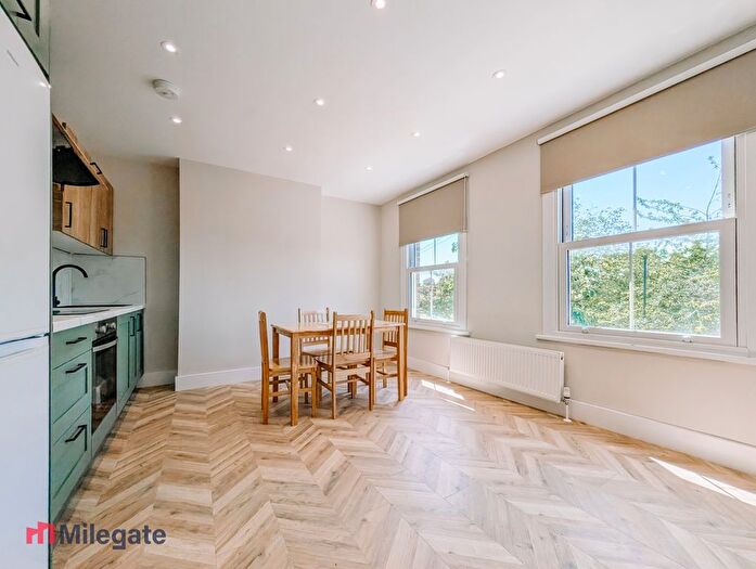 2 Bedroom Flat To Rent In Heron Road, London, SE24