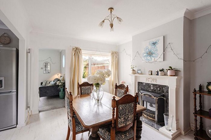 4 Bedroom Bungalow For Sale In Vale Close, Brentwood, CM15