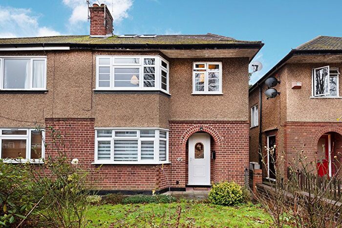 2 Bedroom Maisonette For Sale In Windsor Road, Barnet, EN5