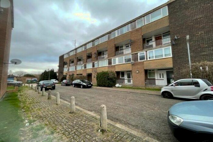 2 Bedroom Flat To Rent In Bishops Walk, Aylesbury, HP21