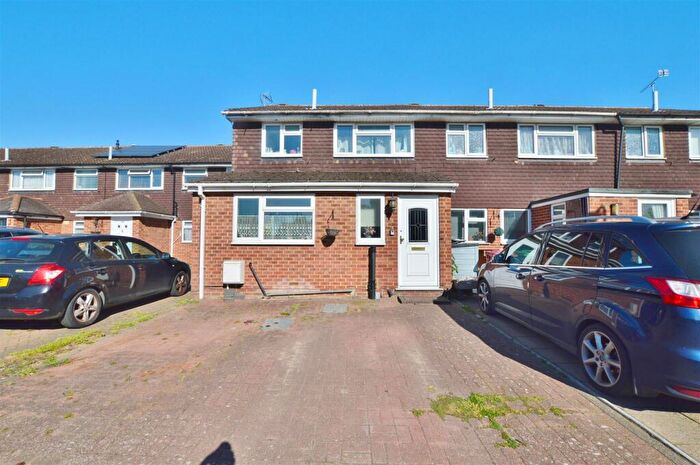 3 Bedroom Semi-Detached House For Sale In Boarlands Close, Slough, SL1