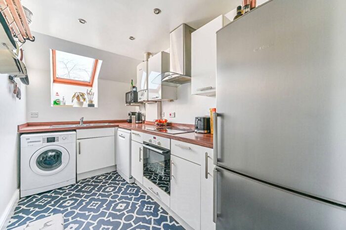 3 Bedroom Flat To Rent In South Norwood Hill, South Norwood, London, SE25
