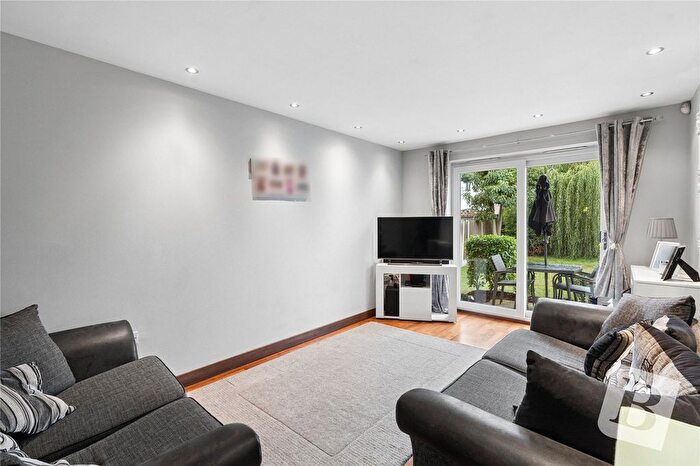 2 Bedroom Flat For Sale In Front Lane, Upminster, RM14