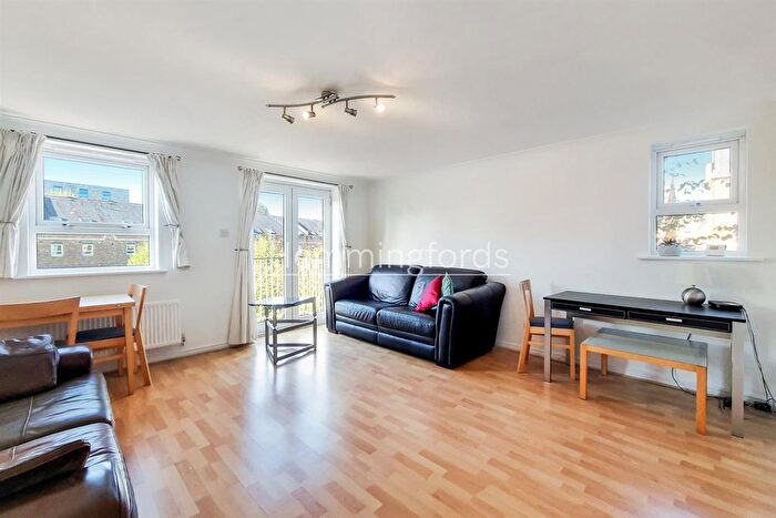 2 Bedroom Maisonette To Rent In Schooner Close, Canary Wharf, E14