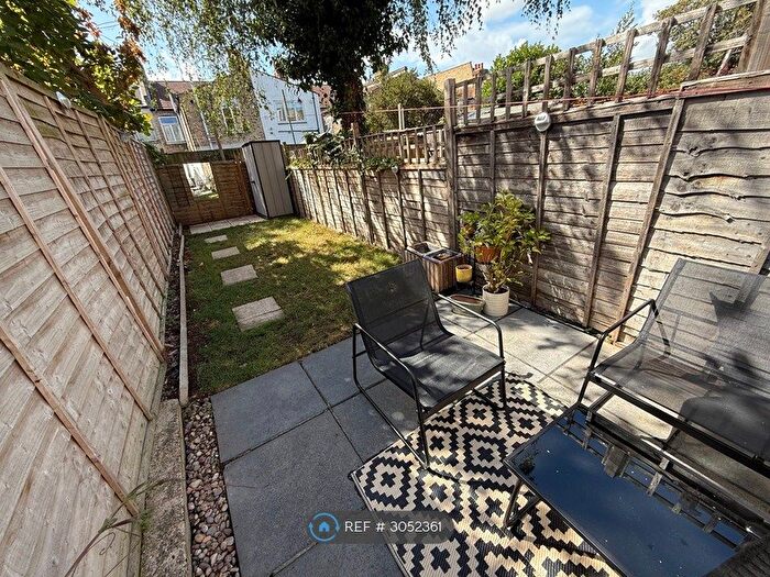 2 Bedroom Flat To Rent In Tooting, London, SW17