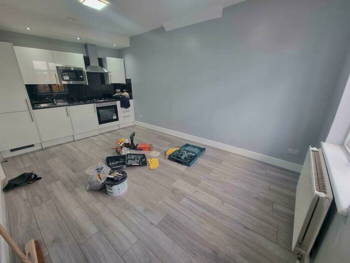 2 Bedroom Flat To Rent In Princes Parade, Golders Green Road, London, NW11