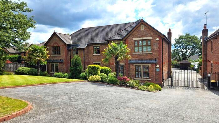 3 Bedroom Apartment For Sale In Oakwood Drive, BL1