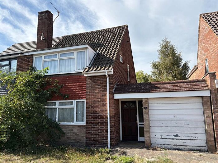 3 Bedroom Semi Detached House For Sale In Thames Road, Langley, SL3