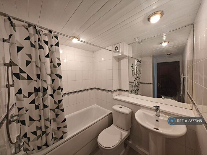 2 Bedroom Flat To Rent In Badminton, Kingston Upon Thames, KT2