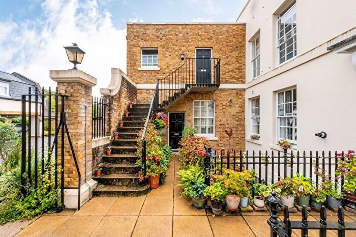 2 Bedroom Flat For Sale In Lower Square, Old Isleworth, TW7