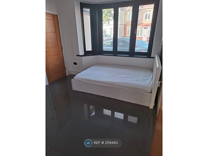 Studio To Rent In London, London, RM6