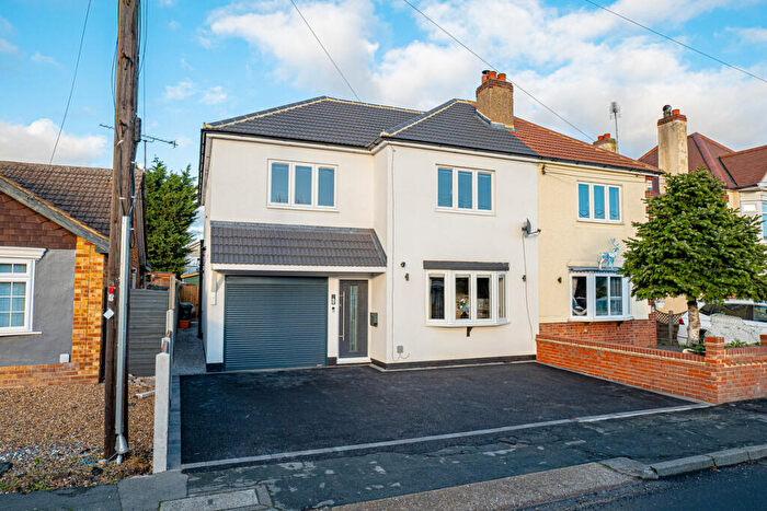 4 Bedroom Semi Detached House For Sale In Bromfords Drive, Wickford, SS12