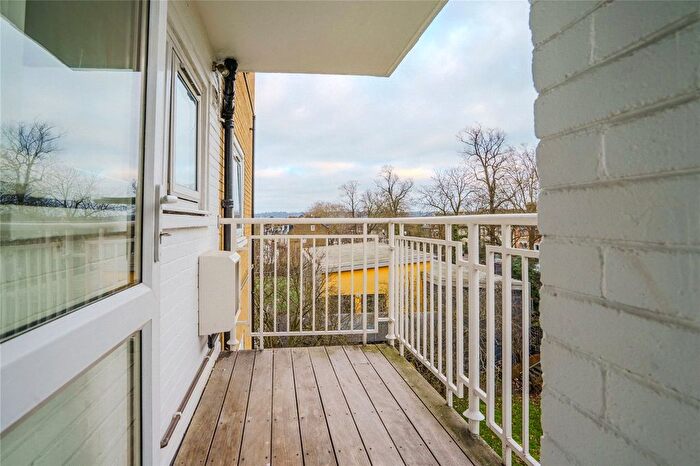 3 Bedroom Flat To Rent In High Trees, London, SW2