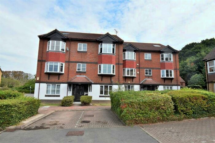 2 Bedroom Flat To Rent In Heatherbank Close, Crayford, Nr Dartford, DA1