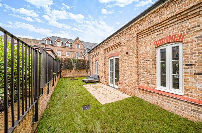 2 Bedroom Flat For Sale In Daffodil Crescent, Barnet, EN4