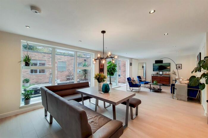 3 Bedroom Mews For Sale In Herron Walk, London, SE13