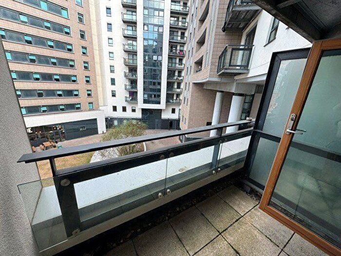 2 Bedroom Flat For Sale In Marsh Lane, Leeds, West Yorkshire, LS9