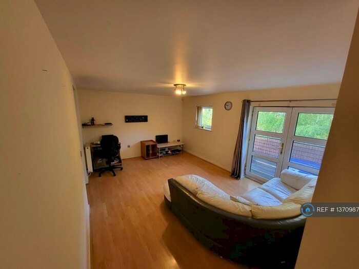 2 Bedroom Flat To Rent In Central, Sale, M33