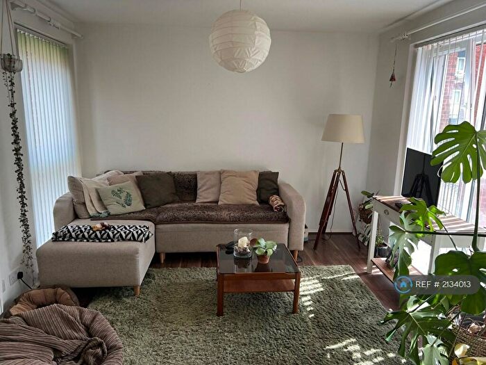 2 Bedroom Flat To Rent In Roundhay, Leeds, LS8