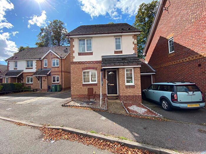 3 Bedroom Property To Rent In Rivets Close, Aylesbury, HP21