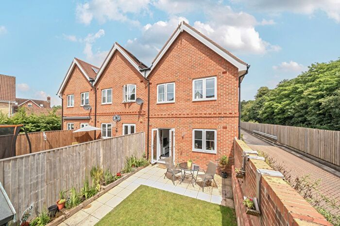 2 Bedroom End Of Terrace House For Sale In Alberta Close, Liphook, GU30