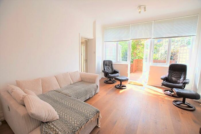 2 Bedroom Flat To Rent In Park Drive, Golders Green, London, NW11