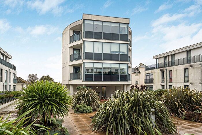 2 Bedroom Flat For Sale In Guildford Street, Chertsey, Surrey, KT16