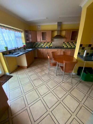 5 Bedroom Semi-Detached House To Rent In Stradbroke Grove, Clayhall, Ilford IG5