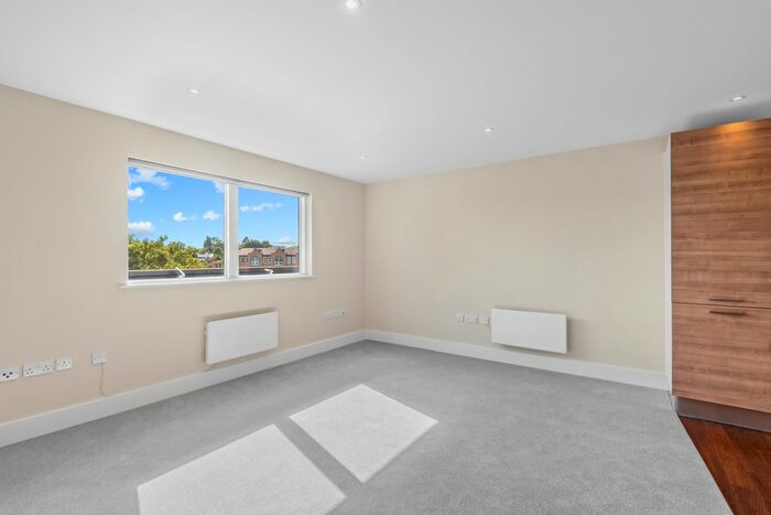 1 Bedroom Flat For Sale In Church Street, Epsom, KT17
