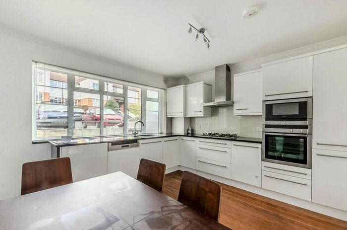 3 Bedroom Flat To Rent In Raymond Road, Wimbledon Village, London, SW19