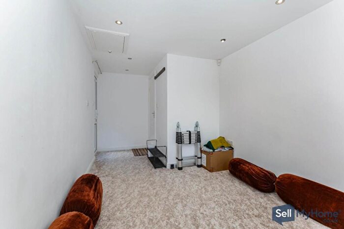 3 Bedroom Detached House For Sale In Orsett Close, Leicester, LE5