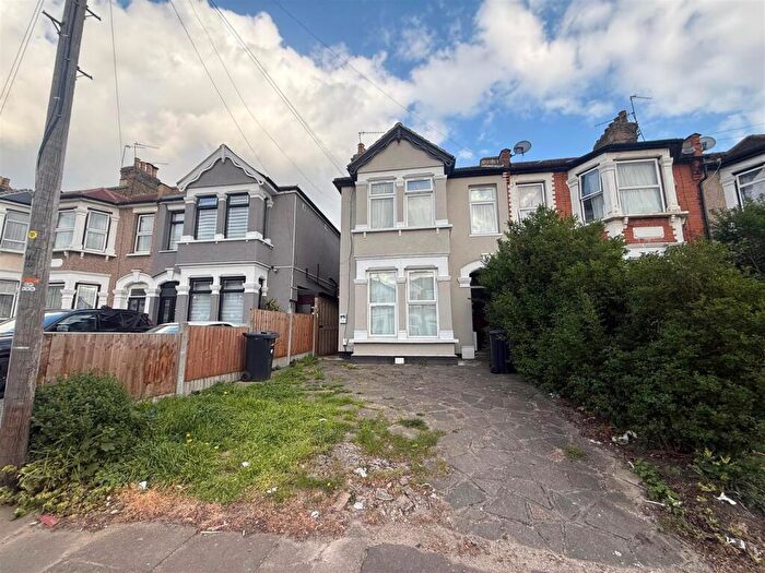 2 Bedroom Apartment To Rent In Endsleigh Gardens, Ilford, IG1