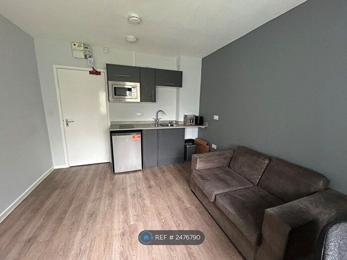 1 Bedroom Flat To Rent In Stile Common Road, Huddersfield, HD4