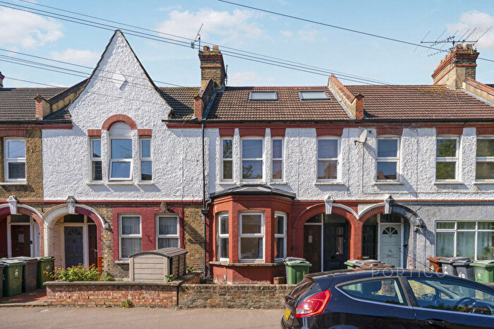 2 Bedroom Flat To Rent In Bloxhall Road, E10
