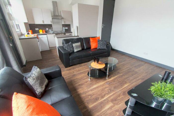 5 Bedroom House To Rent In Beechwood View, Leeds, LS4