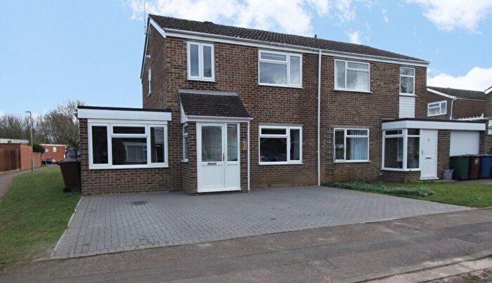 3 Bedroom Semi-Detached House To Rent In Kingfisher Drive, Banbury, Oxon, OX16