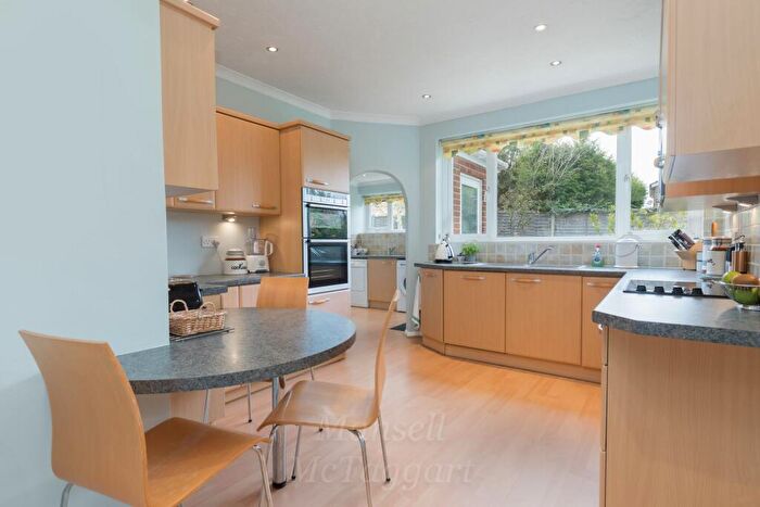5 Bedroom Detached House For Sale In Chanctonbury Way, Crawley, RH11
