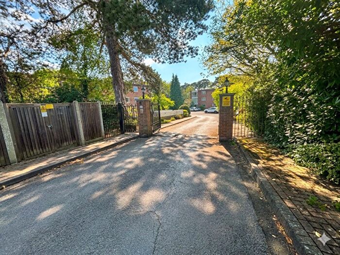 2 Bedroom Flat For Sale In Cardwell Crescent, Ascot, Berkshire, SL5