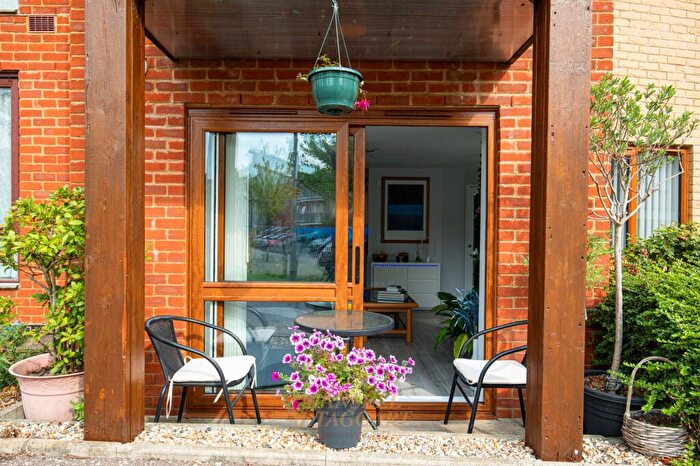 2 Bedroom Flat For Sale In Commonwealth Drive, Crawley, RH10